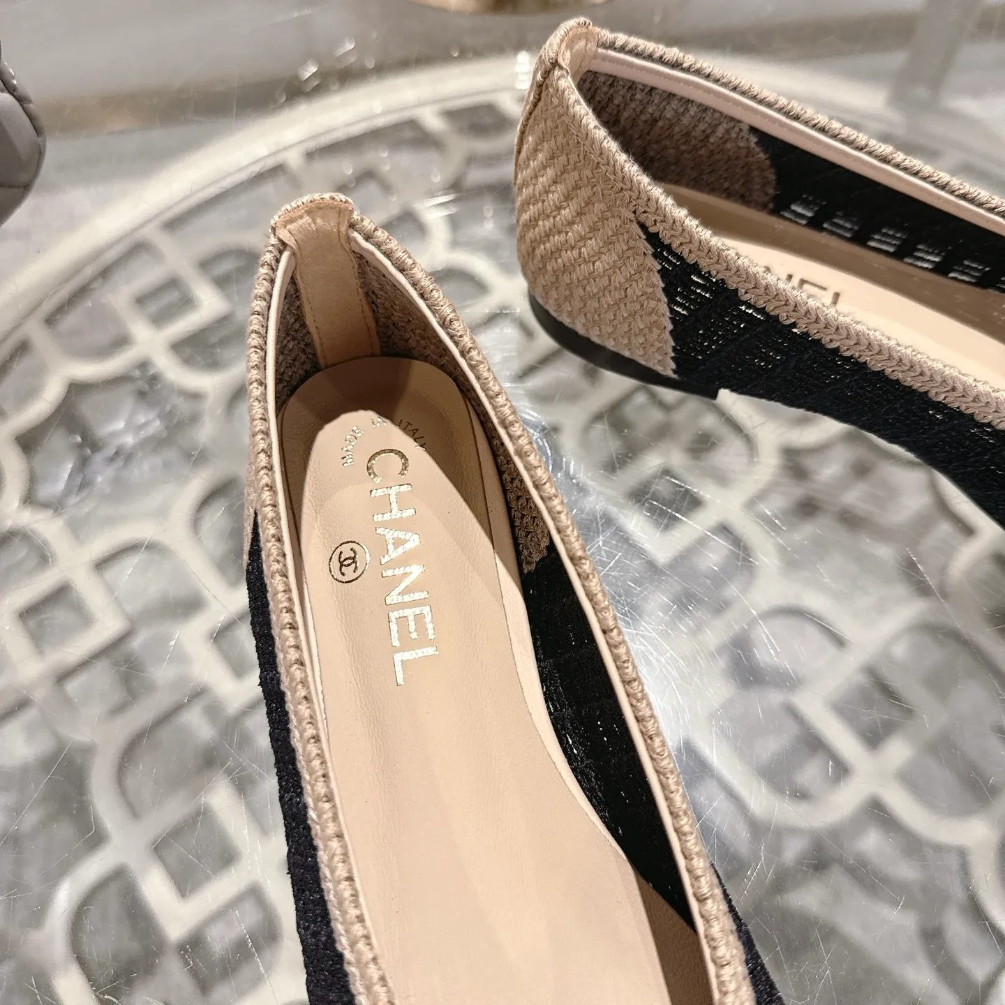👟👟Ex-factory price 520👟👟 Chanel 25SS finally comes out with woven ballet shoes‼ ️ Shoes worthy of their own article, I have to say that they are finally waiting for you! So elegant and chill. Wear it in the summer to enjoy the breeze and walk on the street. Round square toe design. Cute and cute~ The appearance is super online. When you wear it, you will feel like a wealthy daughter. I thought it was good-looking. Only when I put it on my feet do I know how easy it is to wear~ Upper: Exclusive custom-made mesh (comfortable and breathable) Foot pad: Sheepskin Outsole: Genuine leather sole imported from Italy Size: 35-39 (customized at 40.41.42)